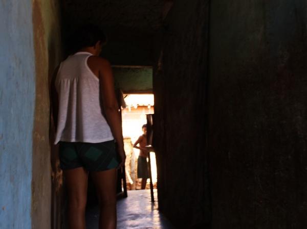 M&atilde;e de um dos adolescentes diz que, ap&oacute;s o crime, &eacute; apontada na rua.(Imagem:Patr&iacute;cia Andrade/G1)