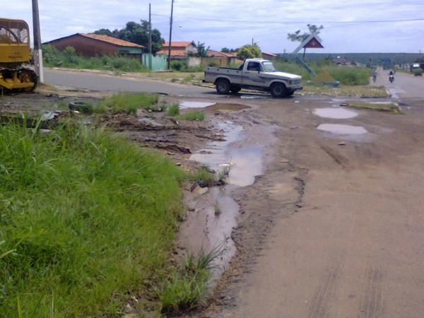 Moradora denuncia situa&ccedil;&atilde;o prec&aacute;ria do bairro Samba&iacute;ba Nova.(Imagem:Maria da Guia Pereira)
