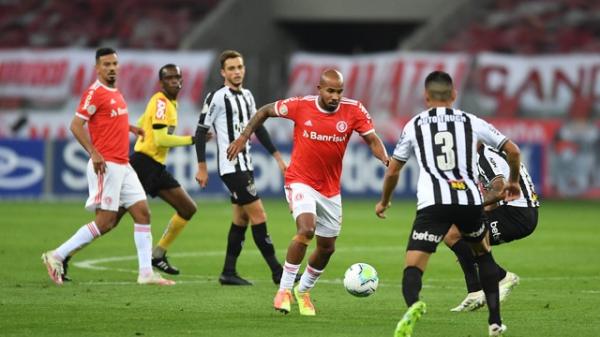 Com gol no início, Inter vence Atlético-MG e assume a ponta do Brasileirão