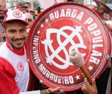 Guerrero desembarca em Porto Alegre e é recebido com festa pela torcida do Inter
