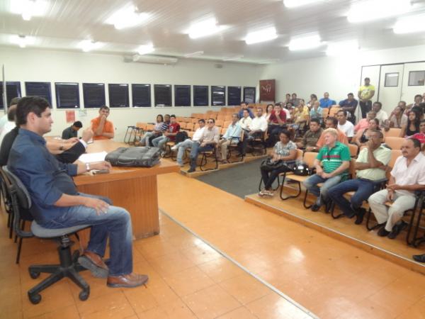 Procuradoria do munic&iacute;pio discute medida judici&aacute;ria com donos de Trailers em locais p&uacute;blicos.(Imagem:FlorianoNews)