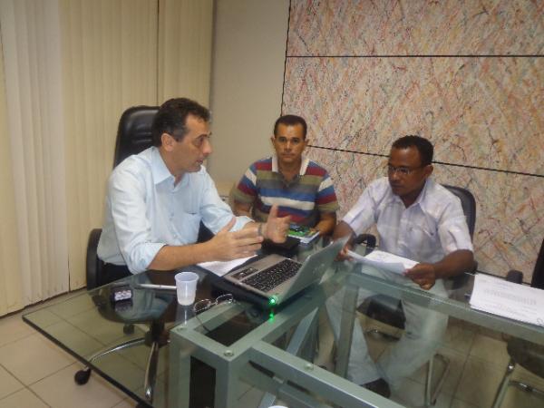 Gilberto Júnior recebe reivindicações de líderes de bairros