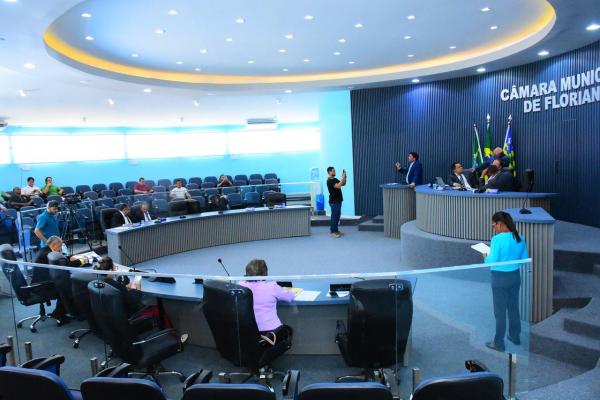 Conclusão de reforma permite retorno das sessões ao plenário da Câmara de Floriano