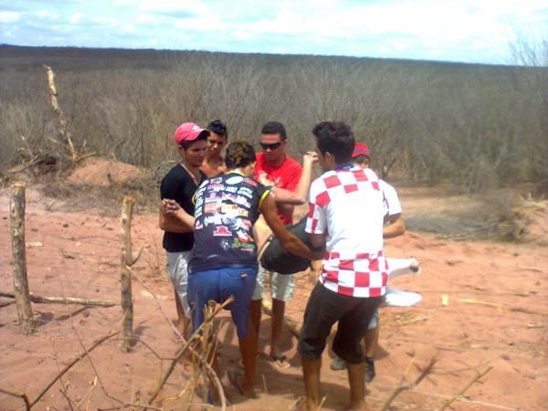 Familiares e amigos que se deslocaram at&eacute; o local para fazer o resgate do corpo.(Imagem:meionorte)