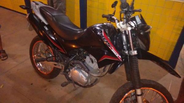 PRF prende motoqueiro com documentos falsificados e apreende motocicleta com sinais de adultera&ccedil;&atilde;o.(Imagem:PRF)