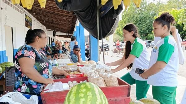 Estudantes levam leitura e matemática às ruas de Guadalupe em preparação para o Enem e Saeb