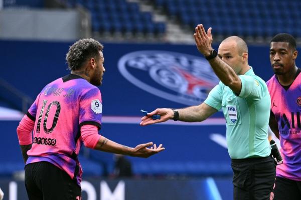 Neymar revê árbitro de outras polêmicas, e Leonardo se irrita com faltas no atacante