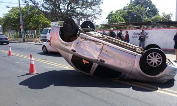 Carro capota após acidente e deixa trânsito complicado no Centro de Teresina