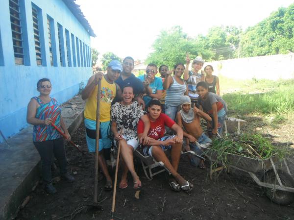 Alunos participam de mutir&atilde;o de limpeza em escola de Floriano.(Imagem:FlorianoNews)