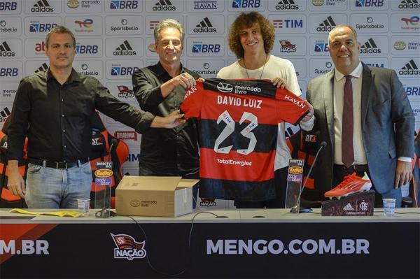 Flamengo apresenta oficialmente David Luiz como novo reforço