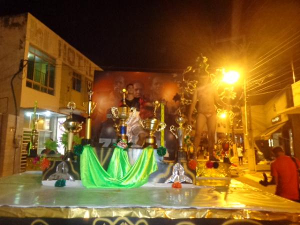 No último dia de Carnaval, escolas de samba se apresentam em Floriano