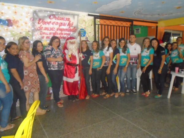 Escola Pequeno Pr&iacute;ncipe inicia recesso natalino com a presen&ccedil;a do Papai Noel.(Imagem:FlorianoNews)