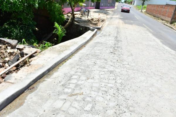 Pontilhão é recuperado e tráfego é liberado na Rua Padre Uchôa