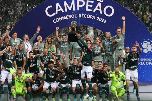 Palmeiras bate Athletico-PR com gol de volantes e conquista Recopa pela 1ª vez