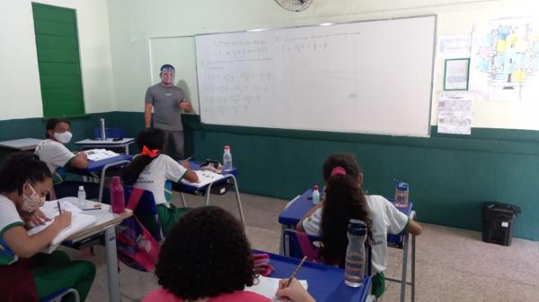 Quase 10 mil estudantes do Estado retornam às aulas 100% presenciais