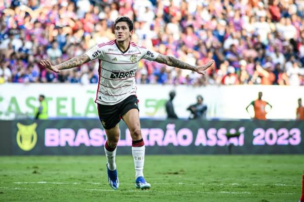 Pedro, do Flamengo, brinca sobre aperto de mão de Tite: Não ia deixar no vácuo e ele deu um porradão