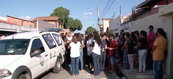 Familiares e amigos de jovens encontrados mortos em Teresina pedem justiça durante velório