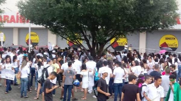 Estudantes e professores de Floriano protestam contra corte de verbas na educação
