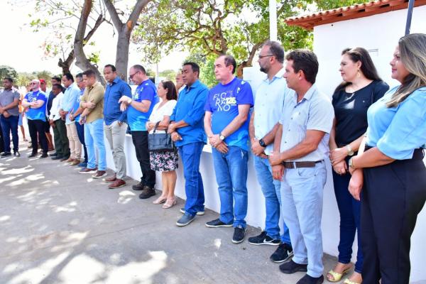 Vereadores participam de entregas do mercado p&uacute;blico e escola no Amolar.(Imagem:CMF)