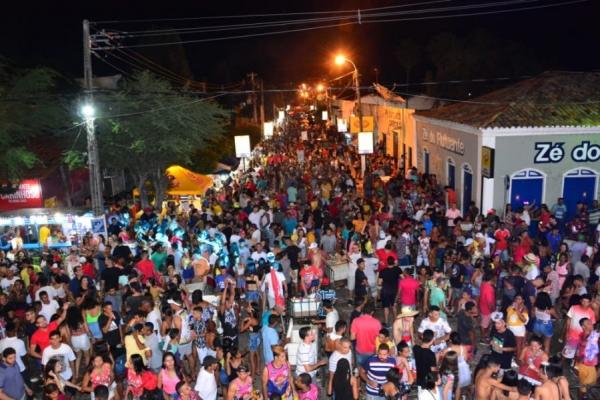 Arrastão dos Paredões e bandas no Cais animam o segundo dia de folia em Floriano