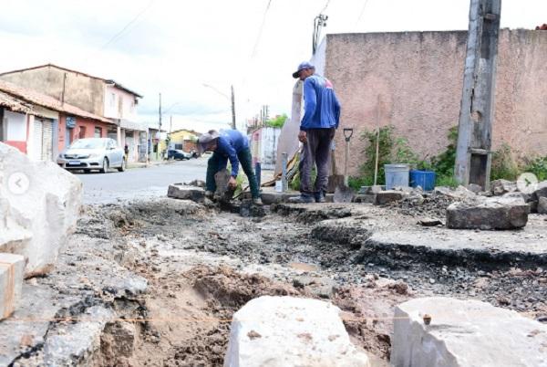 Prefeitura de Floriano retoma serviços de tapa-buracos com melhorias em bairros da cidade(Imagem:Reprodução/Instagram)