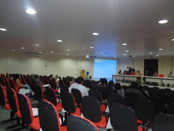 Palestra sobre viol&ecirc;ncia dom&eacute;stica e familiar contra a mulher &eacute; realizada em Floriano.(Imagem:FlorianoNews)