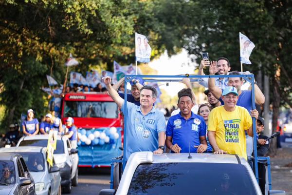 Joel, com Jeová e Ciro, comanda carreata histórica(Imagem:Ascom )