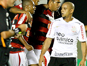 Roberto Carlos 'comemora' derrota e diz: 'Não temos que secar ninguém'
