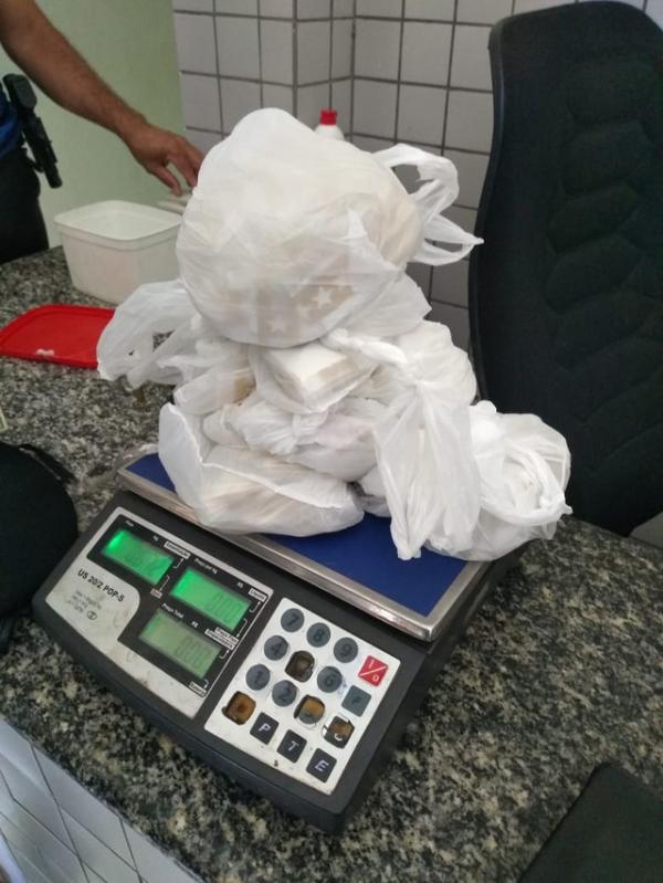 Dois homens e uma mulher s&atilde;o presos com mais de 800 papelotes de coca&iacute;na.(Imagem:Divulga&ccedil;&atilde;o/Pol&iacute;cia Militar do Piau&iacute;)