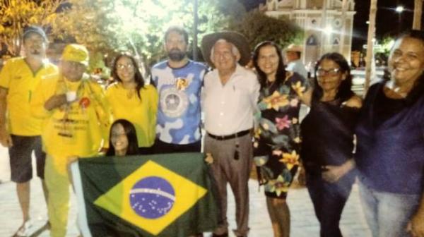 Apoiadores de Bolsonaro celebram resultado das eleições na Praça Dr. Sebastião Martins