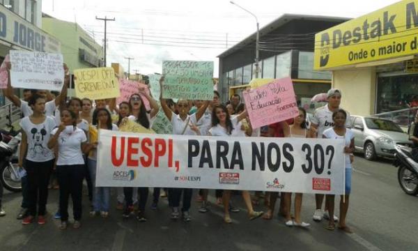 Professores e acad&ecirc;micos da UESPI participam de manifesta&ccedil;&atilde;o em Floriano.(Imagem:Geufran Rafael)