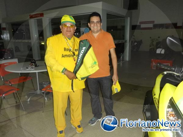 Rep&oacute;rter Amarelinho recebeu nova moto personalizada da Cajueiro Motos.(Imagem:FlorianoNews)