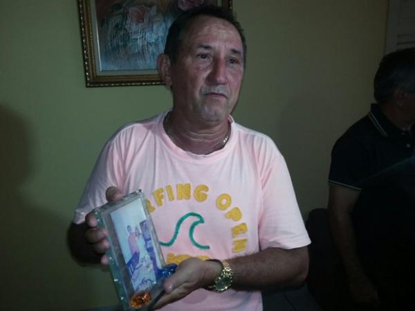 Mataram meu bebê, diz pai de jovem assassinado na porta de casa