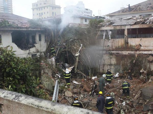 Local da queda do avi&atilde;o que levava Eduardo Campos, em Santos.(Imagem:Walter Mello/A Tribuna de Santos/Folhapress)