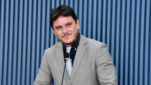 Carlos Eduardo propõe normatizar tempo máximo de permanência em filas em Floriano