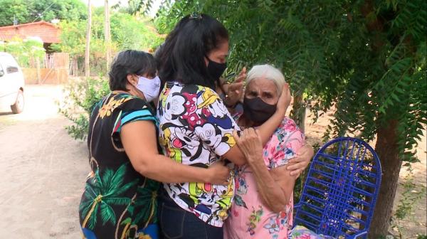 Reencontro da m&atilde;e com as filhas ap&oacute;s 45 anos separadas.(Imagem: Reprodu&ccedil;&atilde;o/TV Clube)
