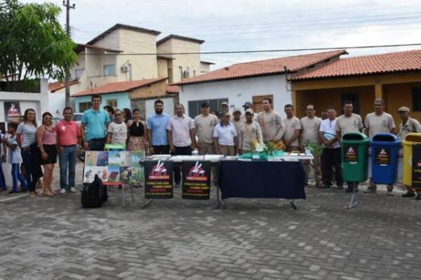 Floriano recebe ações do Dia