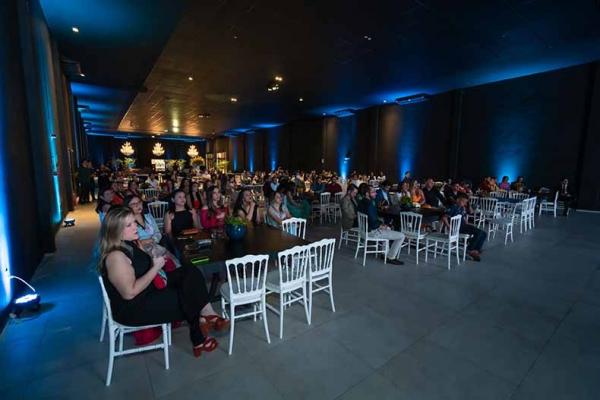   Fam&iacute;lias e equipe pedag&oacute;gica reunidas acompanhando as novidades.(Imagem:Divulga&ccedil;&atilde;o)