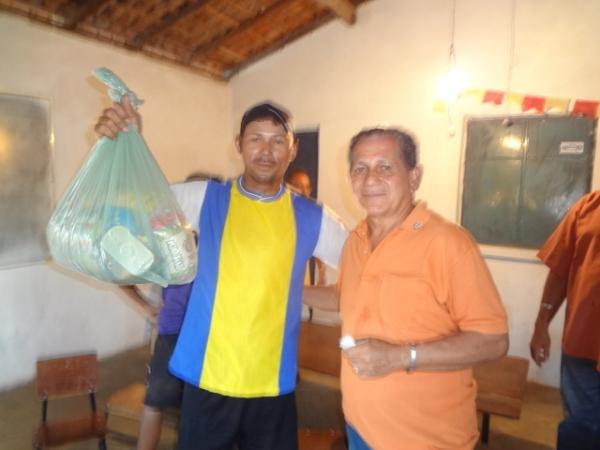 Sr Gregório Monteiro entregou cestas básicas aos moradores do Cajueiro II