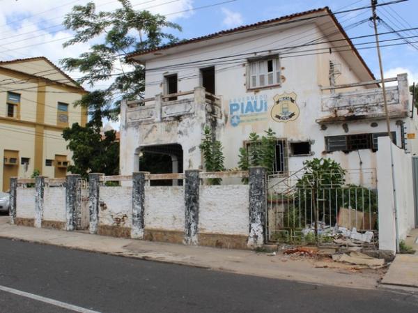Prédios abandonados trazem risco à população no Centro de Teresina