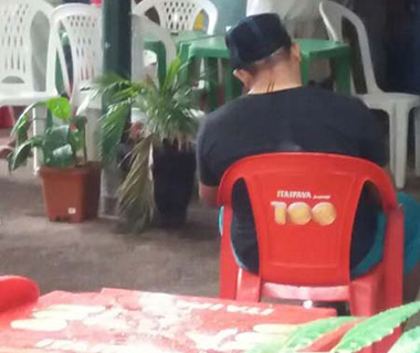 Homem foi morto por vingança enquanto dormia em um bar na Capital