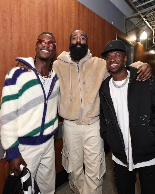 Vini e Camvinga ao lado de James Harden.(Imagem:Reprodu&ccedil;&atilde;o/ Twitter)
