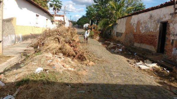 Mutir&atilde;o de limpeza combate o mosquito da dengue em Floriano.(Imagem:SECOM)
