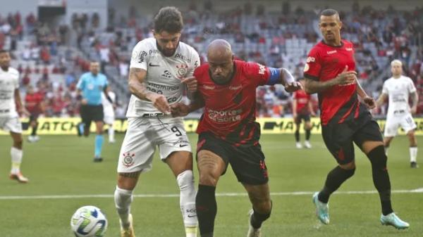 Athletico vence, cola no G-4 e deixa o Corinthians perto da zona de rebaixamento