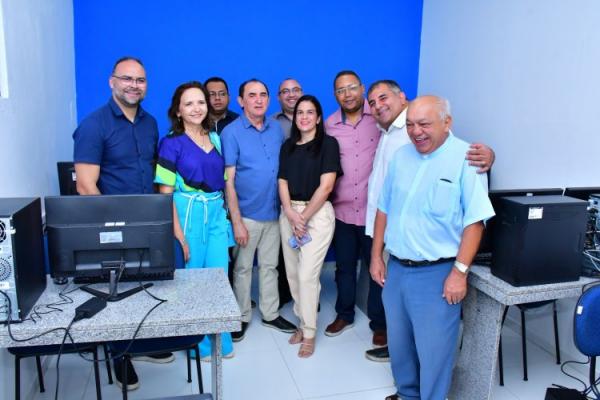 Vereadores prestigiam entrega da Escola Municipal Novo Papa Pombo ap&oacute;s ampla reforma.(Imagem:Secom)