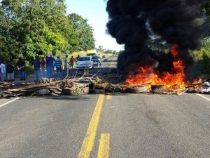Contra a falta de quebra-molas, população interdita a BR-343