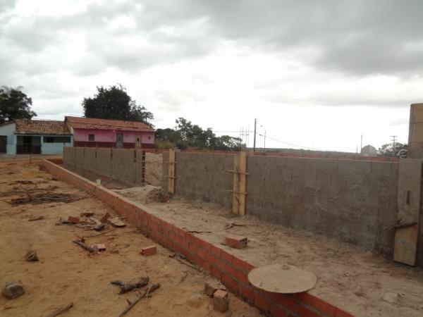 Prefeitura visita obra de quadra poliesportiva no Alto da Cruz