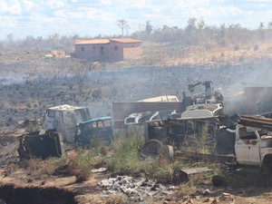 Mata pega fogo e incêndio atinge sucata às margens da BR-316