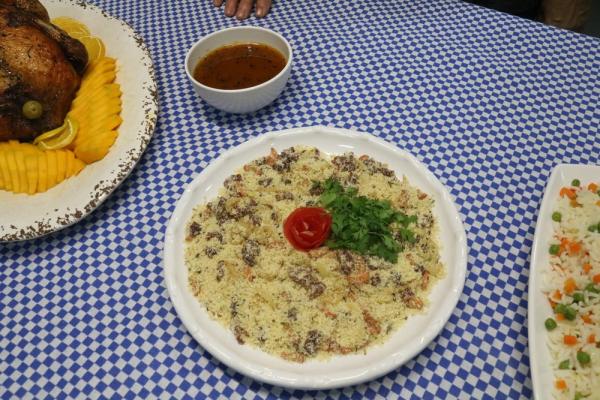 Farofa natalina feita com lingui&ccedil;a toscana e farinha de mandioca.(Imagem: Rafaela Leal /G1 PI)