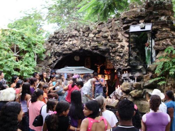 Mais de 25 mil fieis lotam gruta da Betânia em devoção a santa